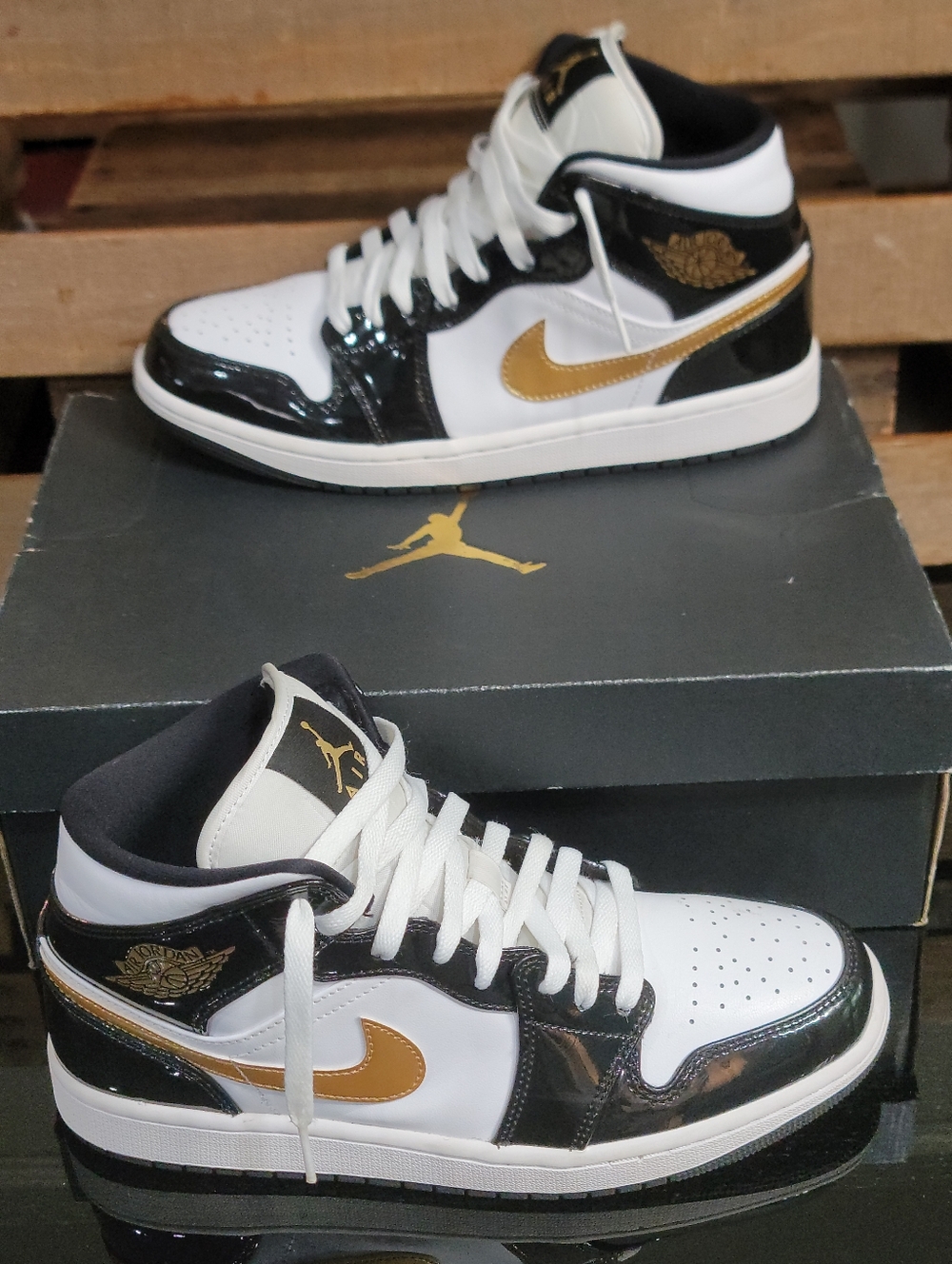 Nike Air Jordan 1 Mid SE "Patent Black White Gold" Mens 9 Ships Today